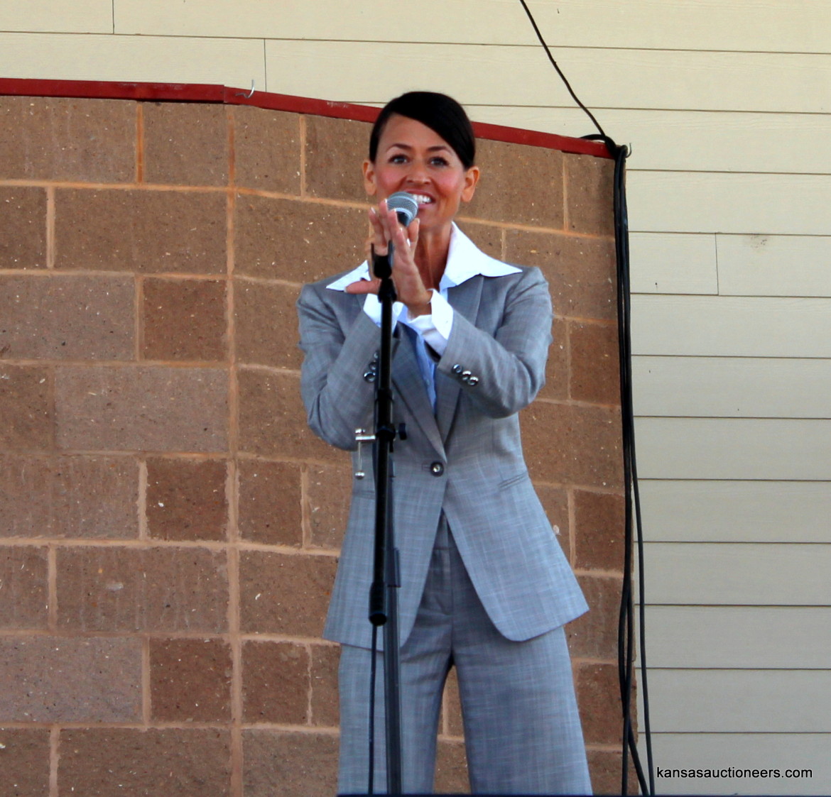 Yve Rojas competing in the 2015 Kansas Auctioneer finals. Yve Rojas competing in the 2015 Kansas Auctioneer finals.