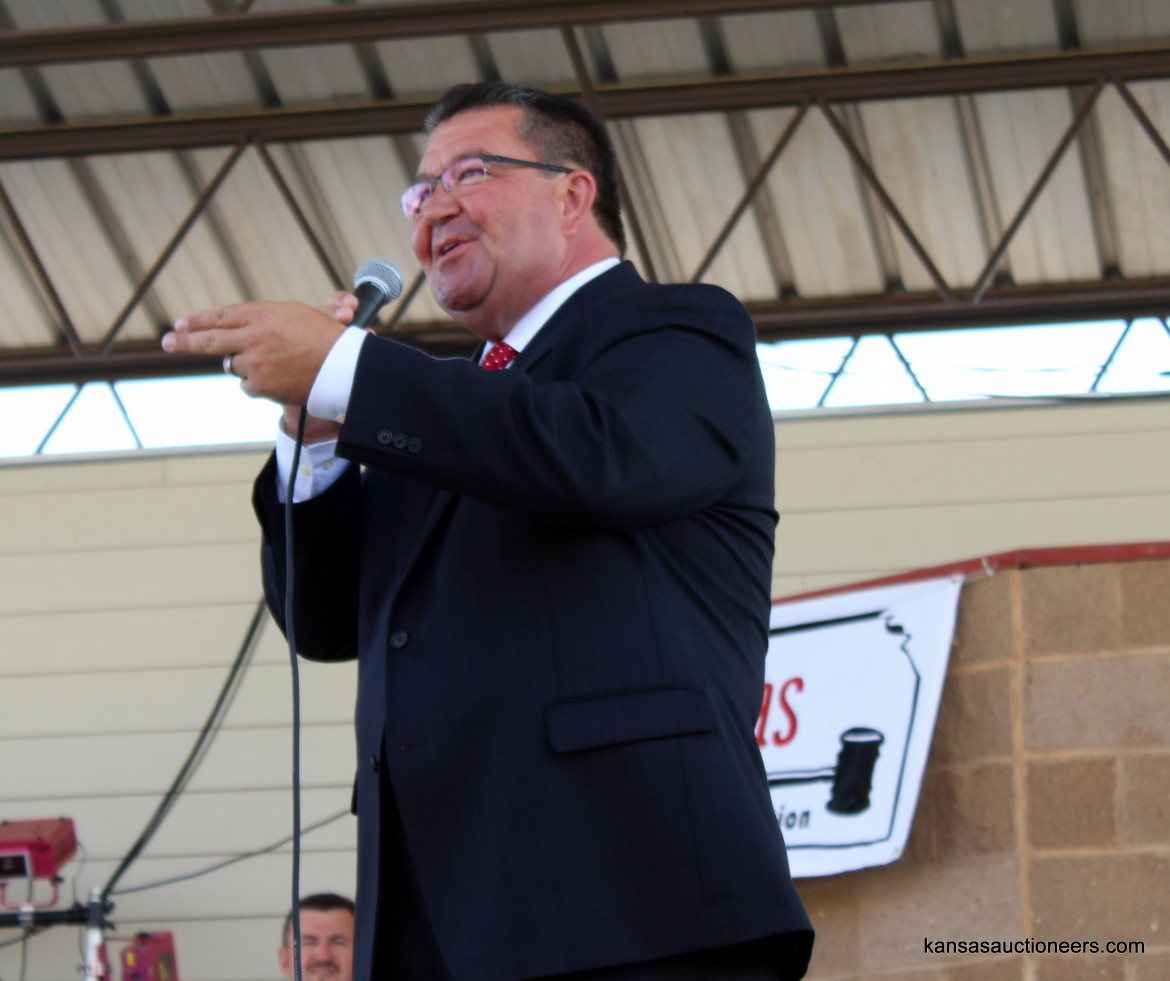Lenny Mullin competing in the 2015 Kansas Auctioneer finals. Lenny Mullin competing in the 2015 Kansas Auctioneer finals.
