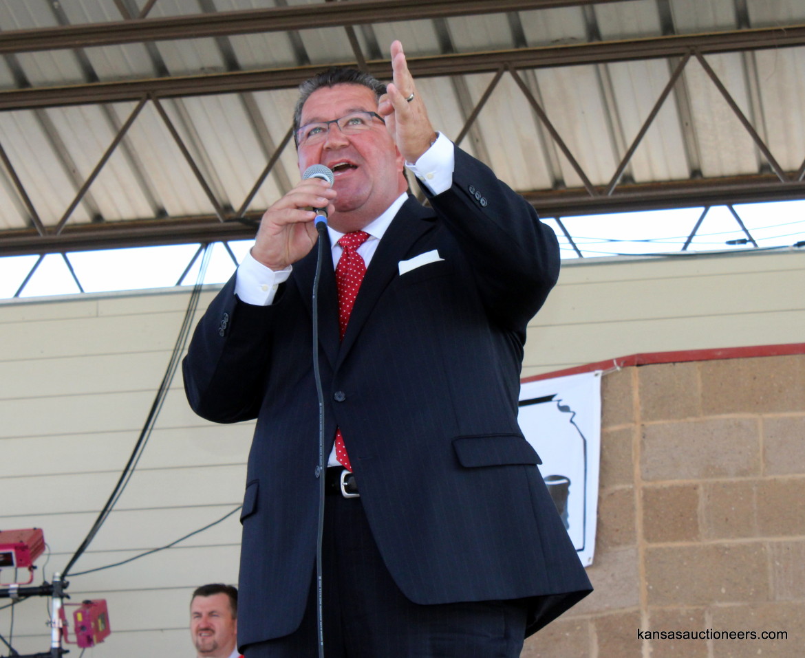 Lenny Mullin competing in the 2015 Kansas Auctioneer finals. Lenny Mullin competing in the 2015 Kansas Auctioneer finals.