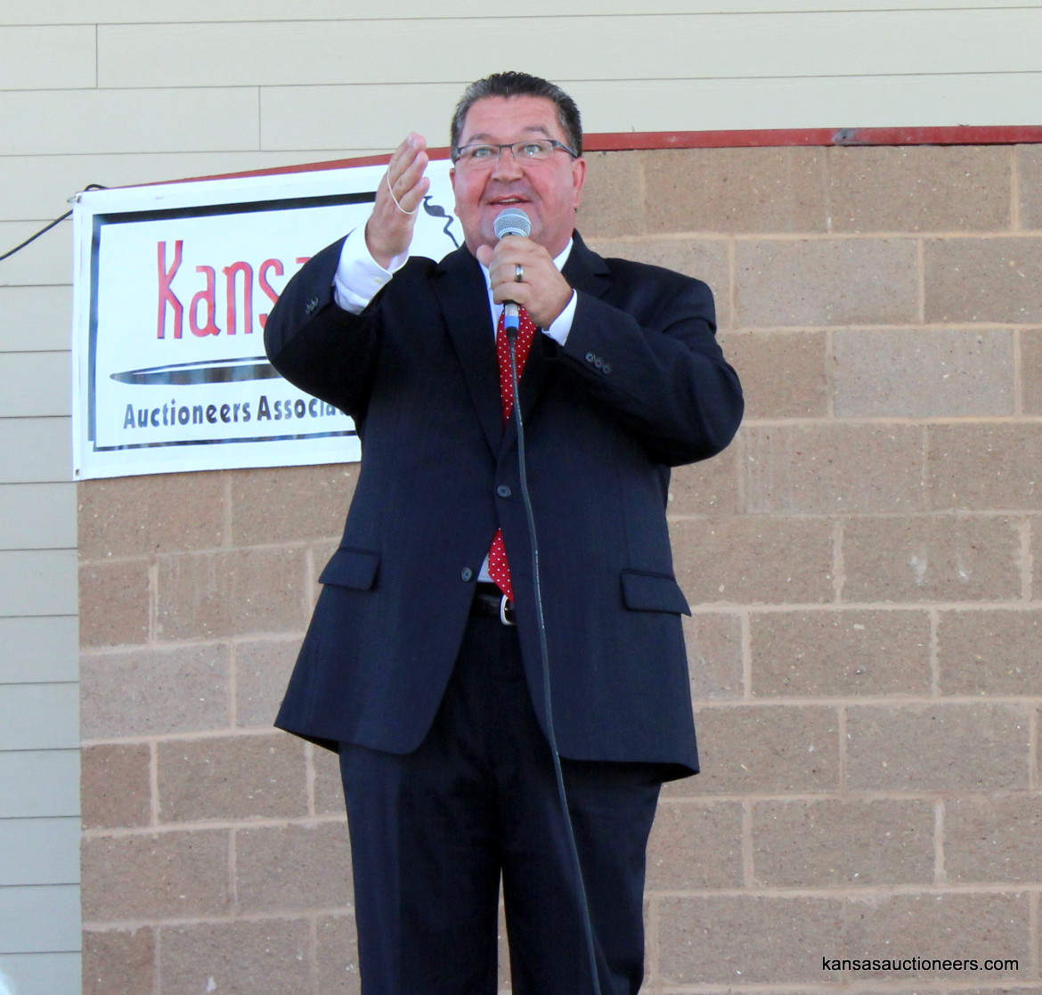 Lenny Mullin competing in the 2015 Kansas Auctioneer finals. Lenny Mullin competing in the 2015 Kansas Auctioneer finals.