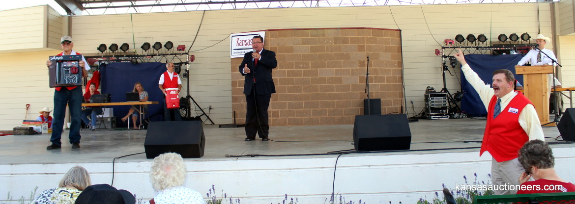 Lenny Mullin competing in the 2015 Kansas Auctioneer finals. Lenny Mullin competing in the 2015 Kansas Auctioneer finals.