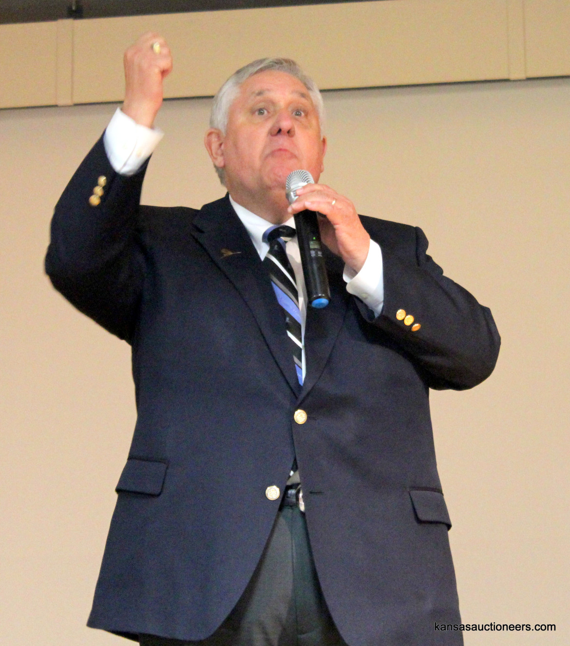 Lonn McCurdy competing in the 2016 Kansas Auctioneer Preliminaries. Lonn McCurdy competing in the 2016 Kansas Auctioneer Preliminaries.