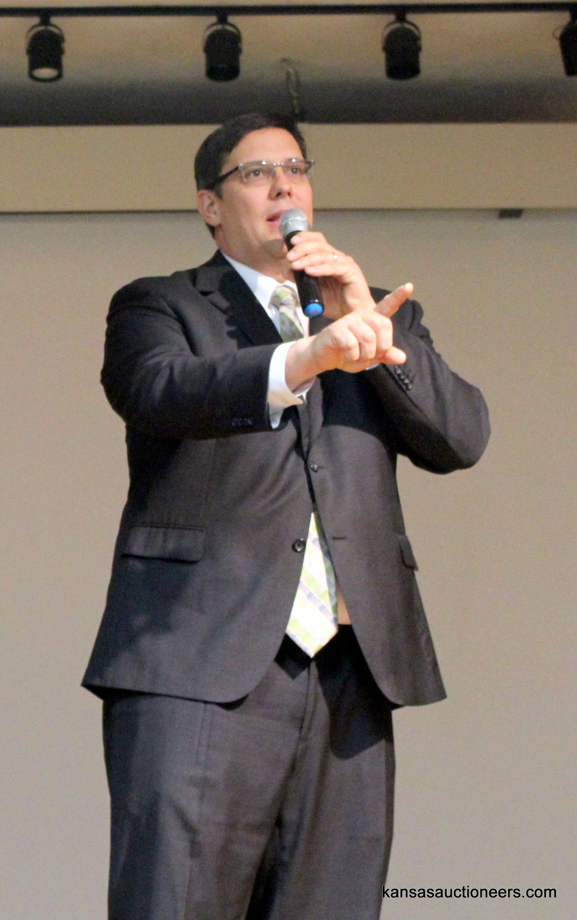 Russ Puchalla competing in the 2016 Kansas Auctioneer Preliminaries. Russ Puchalla competing in the 2016 Kansas Auctioneer Preliminaries.