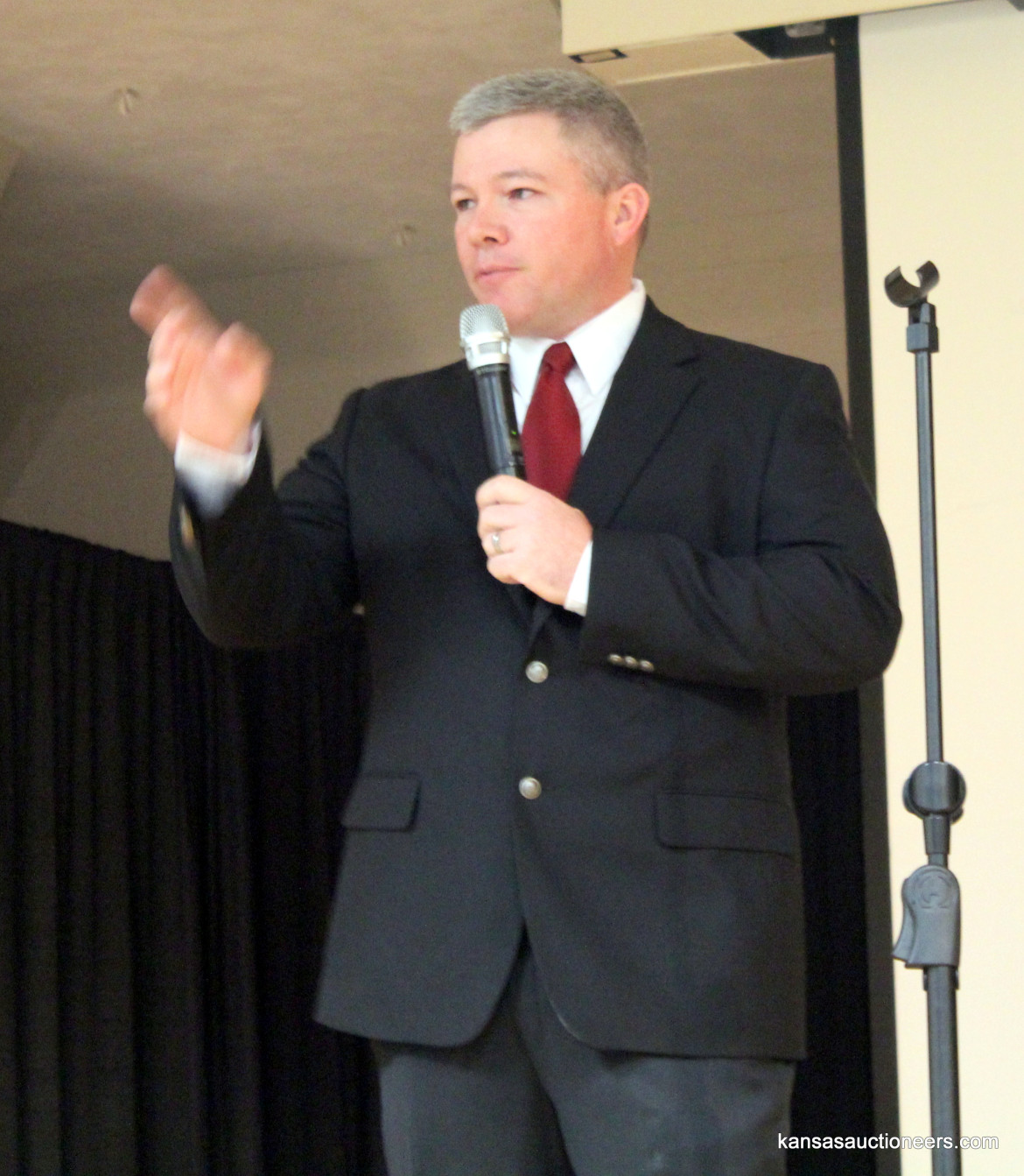 Brad Sosebee competing in the 2016 Kansas Auctioneer Preliminaries. Brad Sosebee competing in the 2016 Kansas Auctioneer Preliminaries.