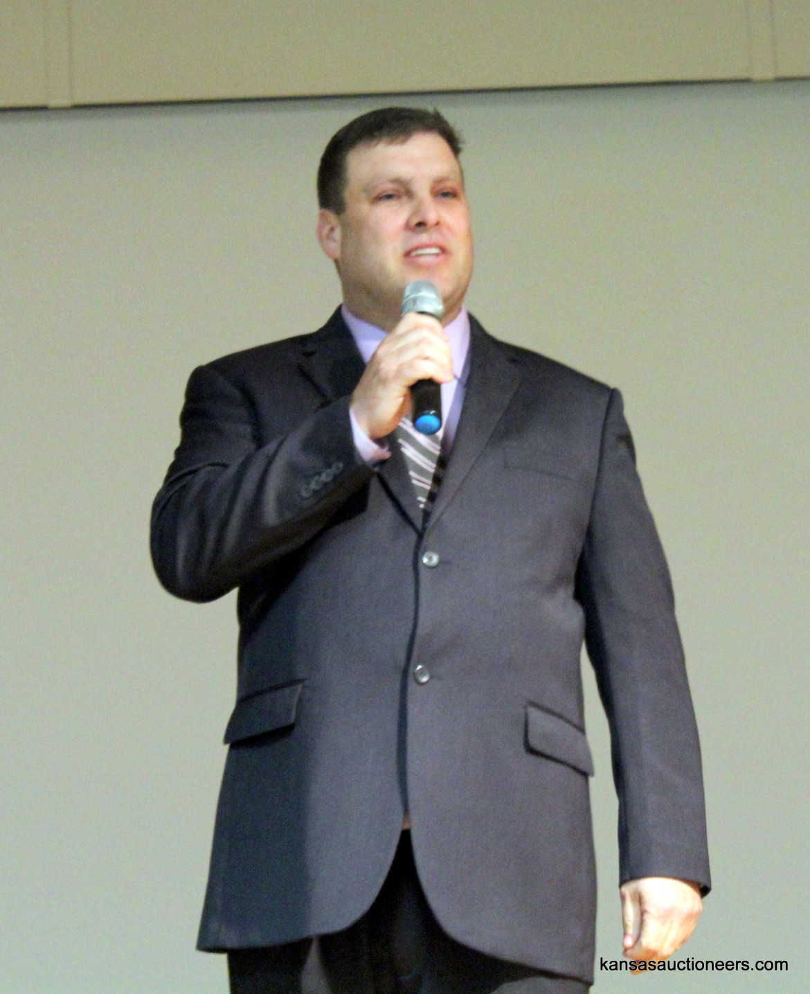 Toney Thornhill competing in the 2016 Kansas Auctioneer Preliminaries. Toney Thornhill competing in the 2016 Kansas Auctioneer Preliminaries.