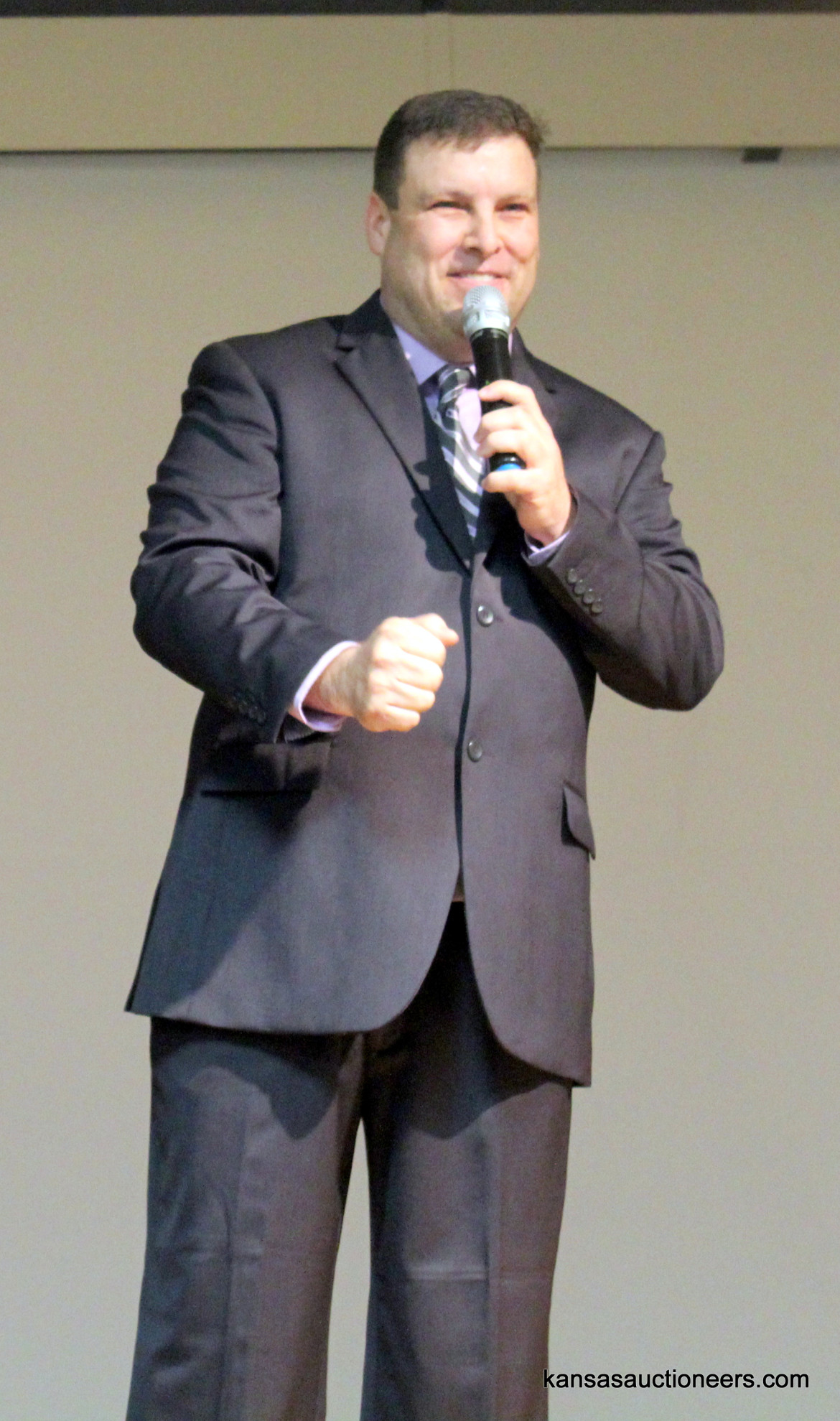 Toney Thornhill competing in the 2016 Kansas Auctioneer Preliminaries. Toney Thornhill competing in the 2016 Kansas Auctioneer Preliminaries.