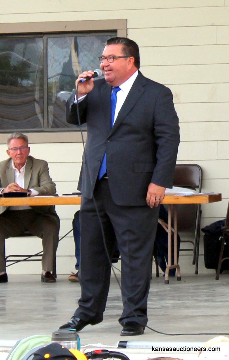 Lenny Mullin, 2015 Kansas Auctioneer Champion and MC of the 2016 championship. Lenny Mullin, 2015 Kansas Auctioneer Champion and MC of the 2016 championship.